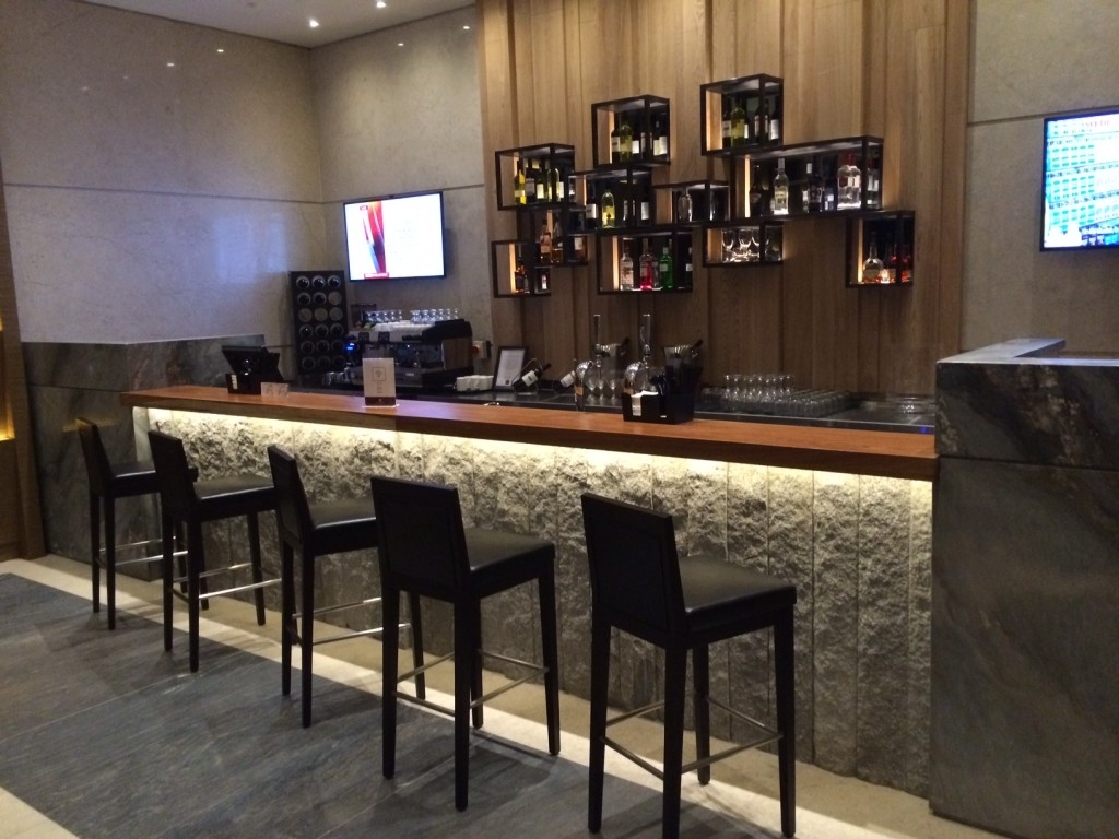 Plaza Premium Heathrow bar